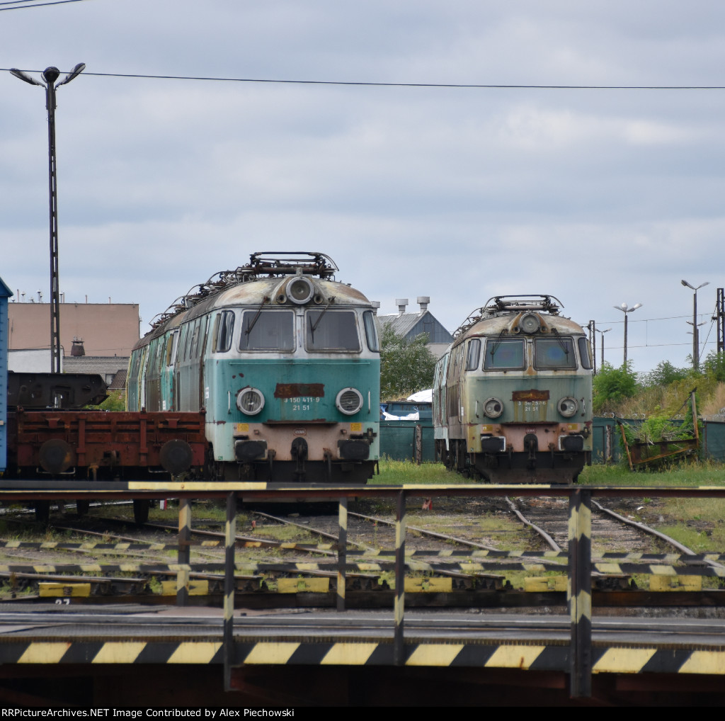 Un-marked ET22s rusting away